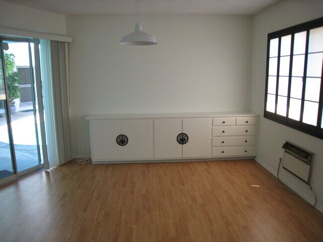 Foto del edificio - 13203 Moorpark St