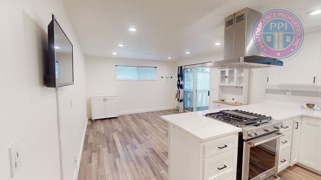 Building Photo - * DESIRABLE MILWAUKIE HOME!  A GARDENER'S ...