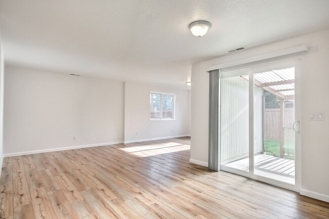 Building Photo - Gorgeous light flooded rambler close to Ma...