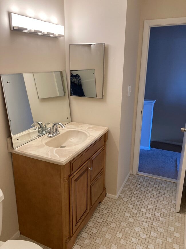 main bathroom - 38 Bourbon Ct