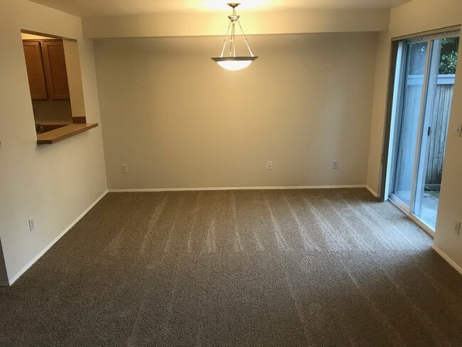 Foto del edificio - Large Mountlake Terrace Townhouse