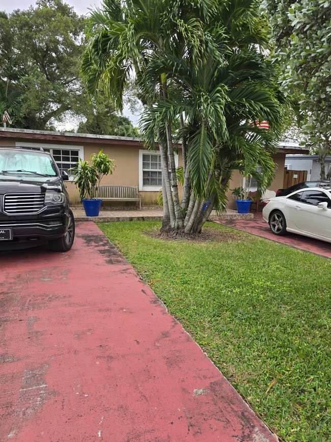 Large driveways. - 6364 SW 33rd St House