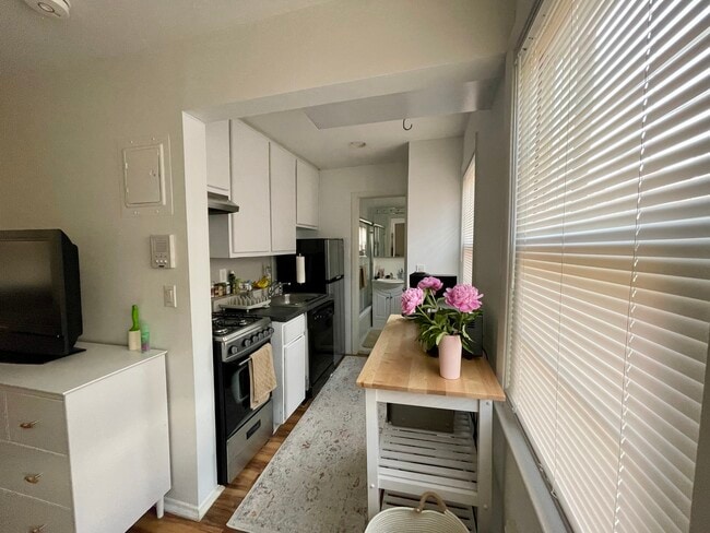 Building Photo - 215 W Broadway