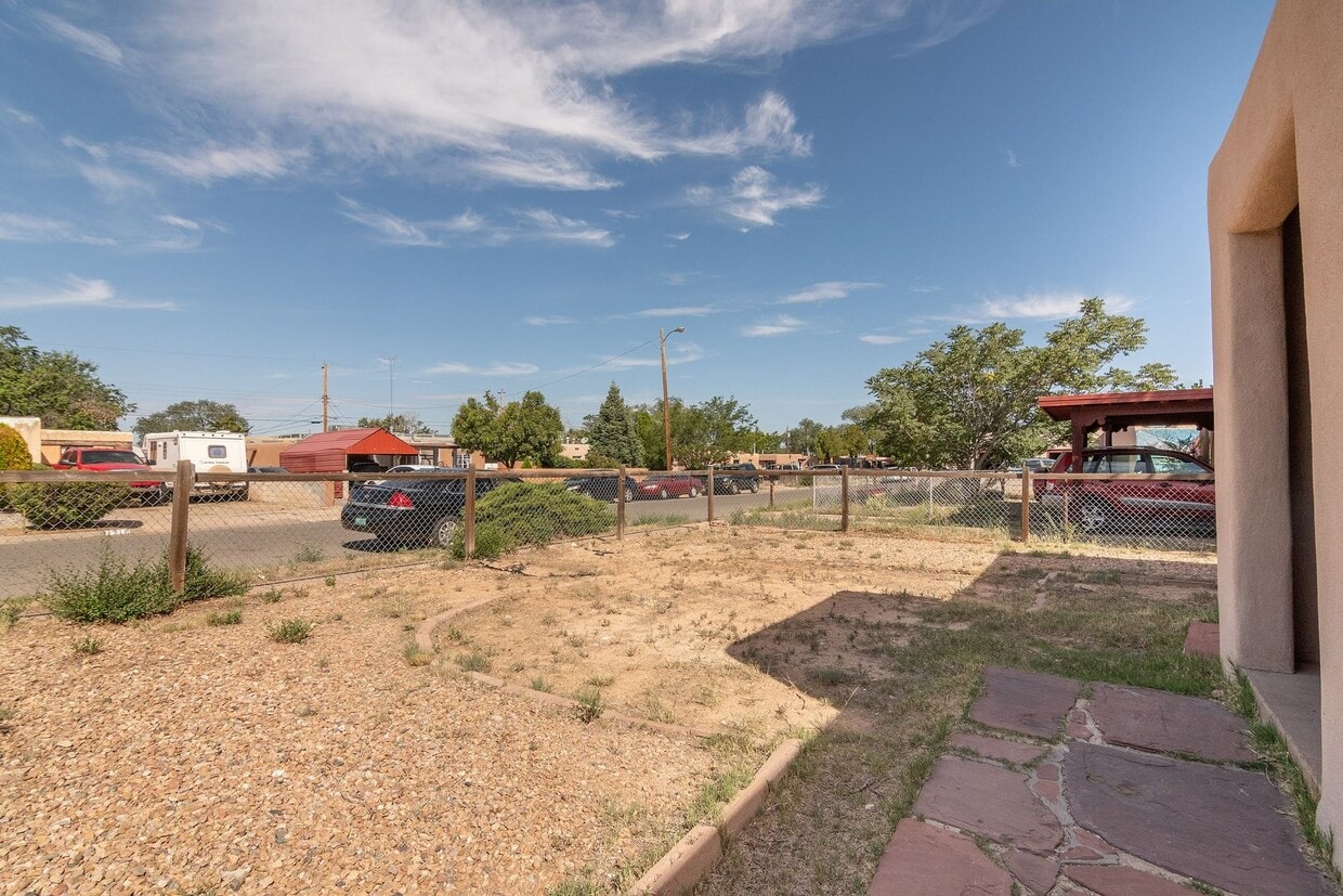 Building Photo - Cute Centrally Located Single Family Home ...
