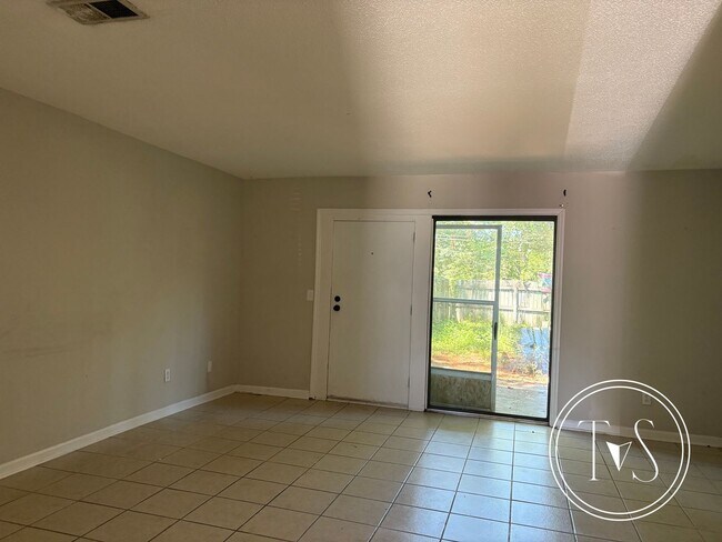 Foto del edificio - RATE DROP ALERT (was $1400/month) and SUMM...