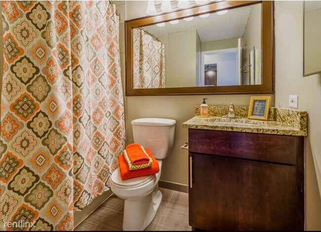 Building Photo - Studio, 1 bath Apartment - 321 E Erie St