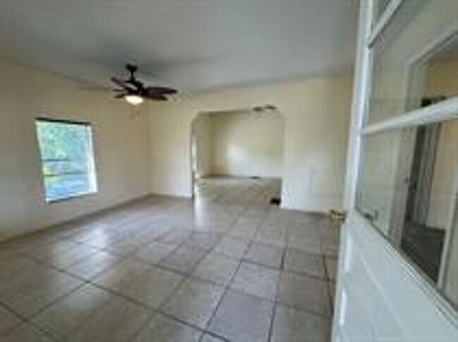 Foto del edificio - 311 N Bloxham Ave