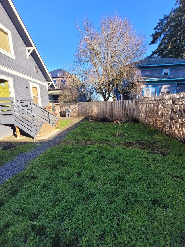 Building Photo - 332 W 5th Ave