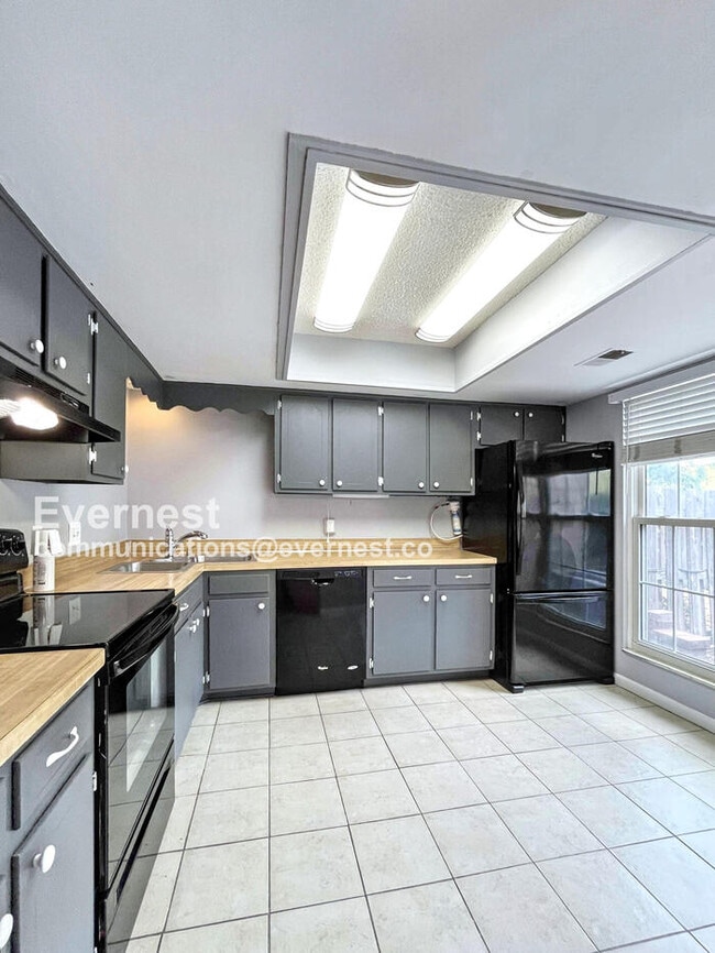 Building Photo - 5600 Country Dr