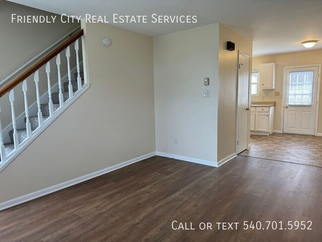 Foto del edificio - Move in ready 2 bedroom, 1 bath townhome