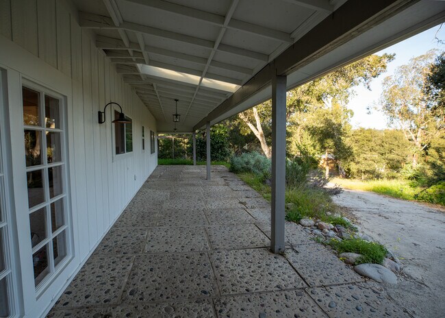 Foto del edificio - 384 Crazy Horse Canyon Rd