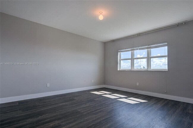Building Photo - 15051 Royal Oaks Ln