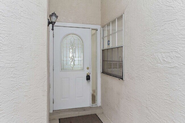 Building Photo - This 3/2 Beautiful Villa-Style Condo on Desirable Coverplace Community of Palm Harbor!