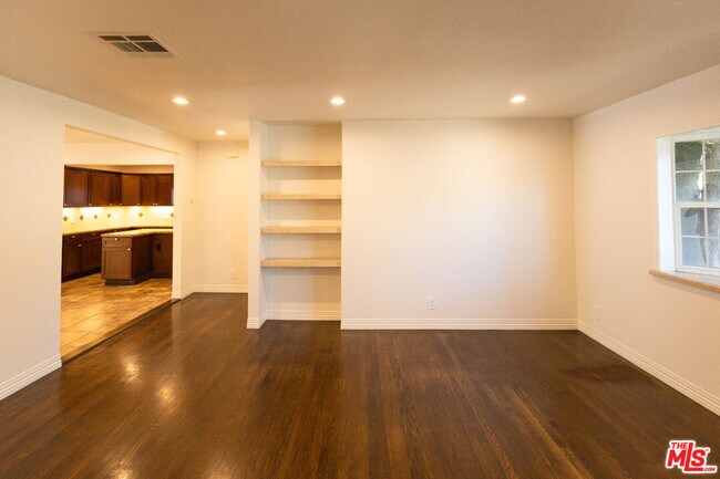 Foto del edificio - 5766 Newcastle Ave