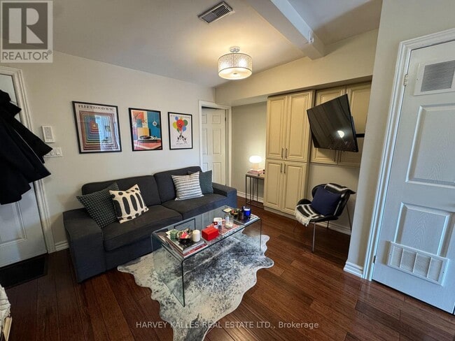 Building Photo - 904 Bloor St W