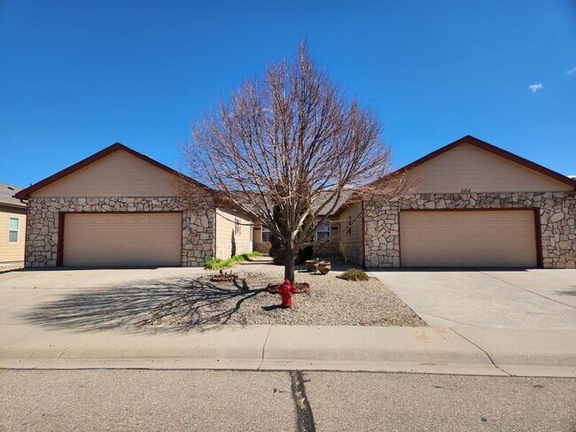 Building Photo - 584 S School House Dr