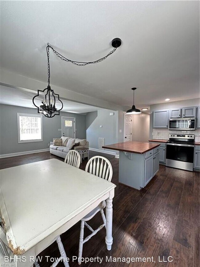 Building Photo - Studio, 2 bath House - 34067 King William Rd