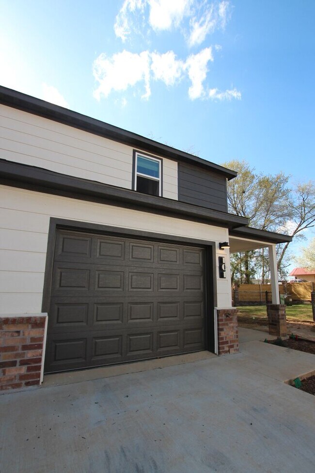 Foto del edificio - Coming Soon! Stunning 2 Bed 2.5 Bath 1 Car Garage Townhome in Tyler!