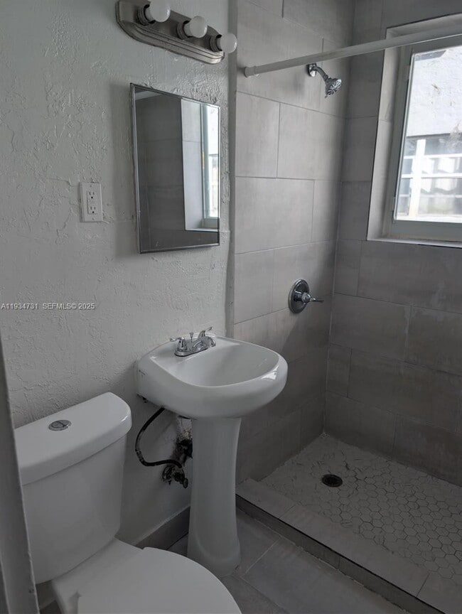 Foto del edificio - 888 SW 6th St