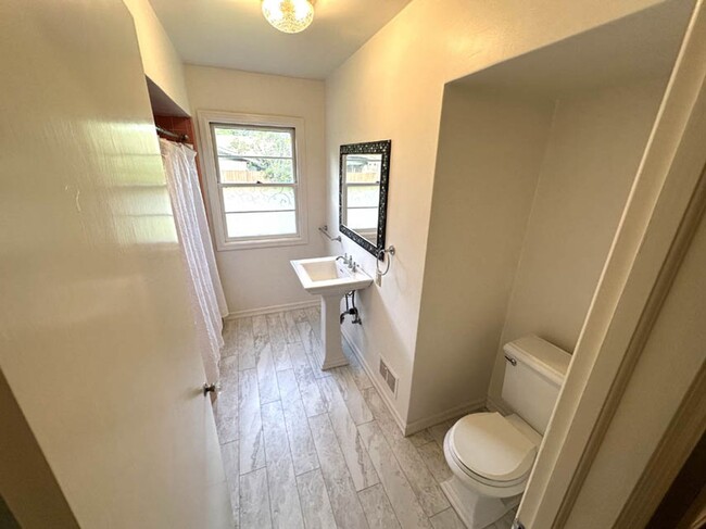 Building Photo - 3bed/1 bath College Hill Neighborhood