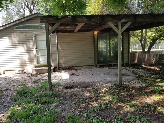 Building Photo - Cute 2 bedroom 1 bath recently renovated home