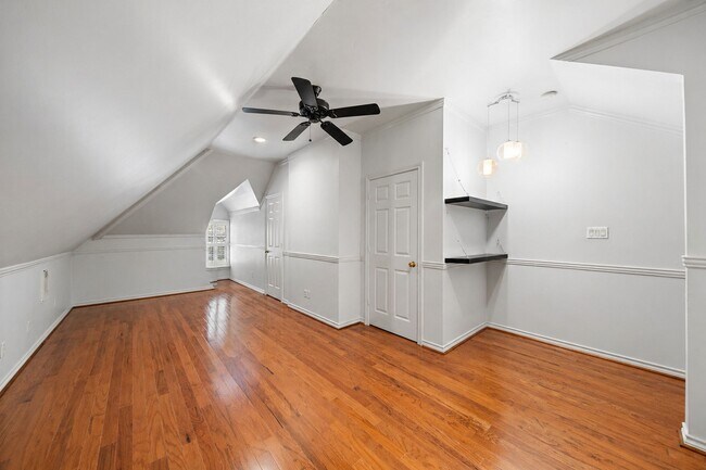 Foto del edificio - 5136 Chevy Chase Dr