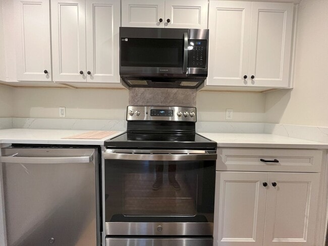 Building Photo - Spacious 4-Bedroom, 2-Bathroom Home with D...