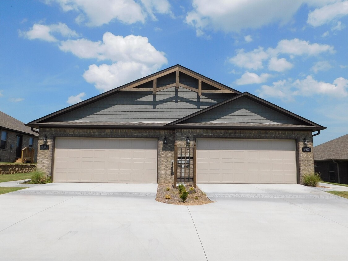 90059007 Sandra Way, Barling, AR 72923 Townhome Rentals in Barling