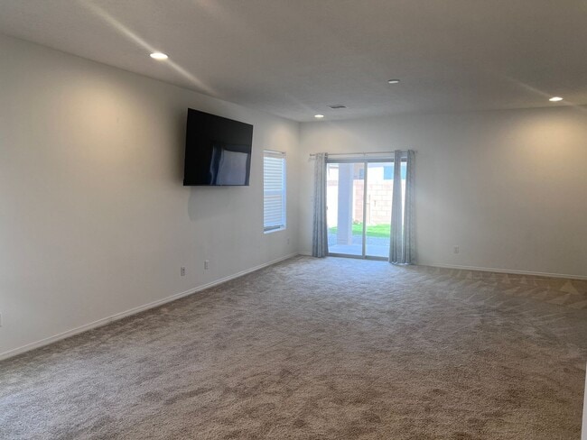 Foto del edificio - Newer 4 Br, 2 Ba, with the major appliance...