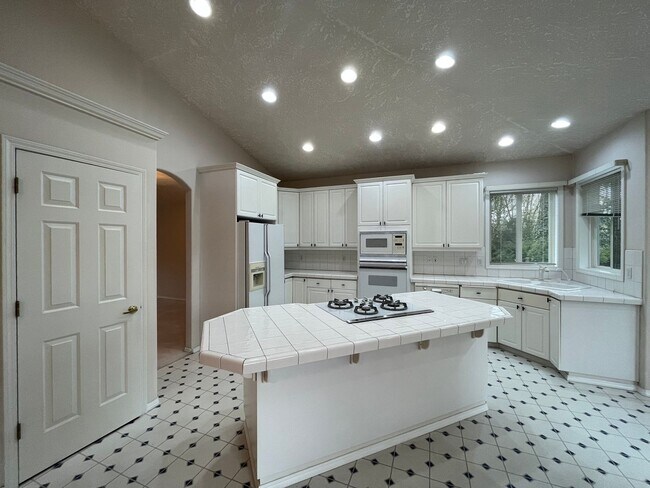 Building Photo - Clackamas Ranch 3 bedroom 2 bathroom - W/D...
