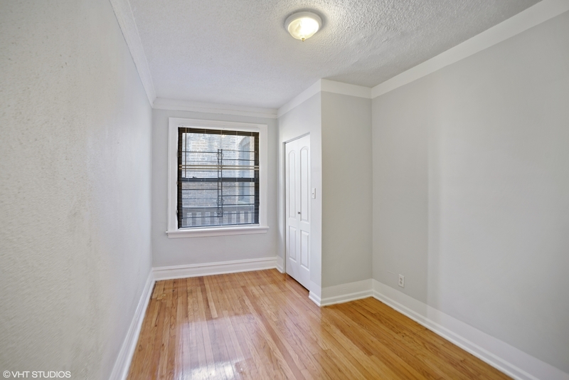 Foto principal - 1052 W 78th St