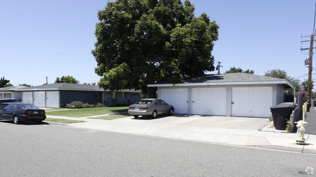 Primary Photo - 1715-1725 W Catherine Dr