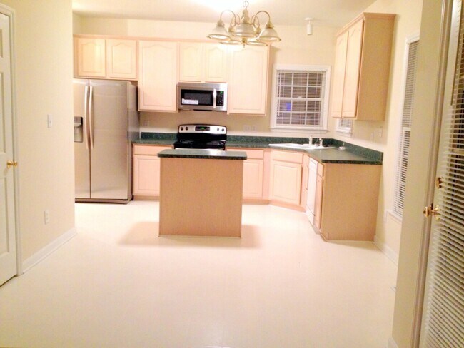 Building Photo - 412 Silvergrove