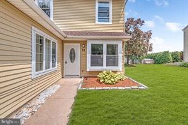 Foto del edificio - Cute, newer end unit Townhouse