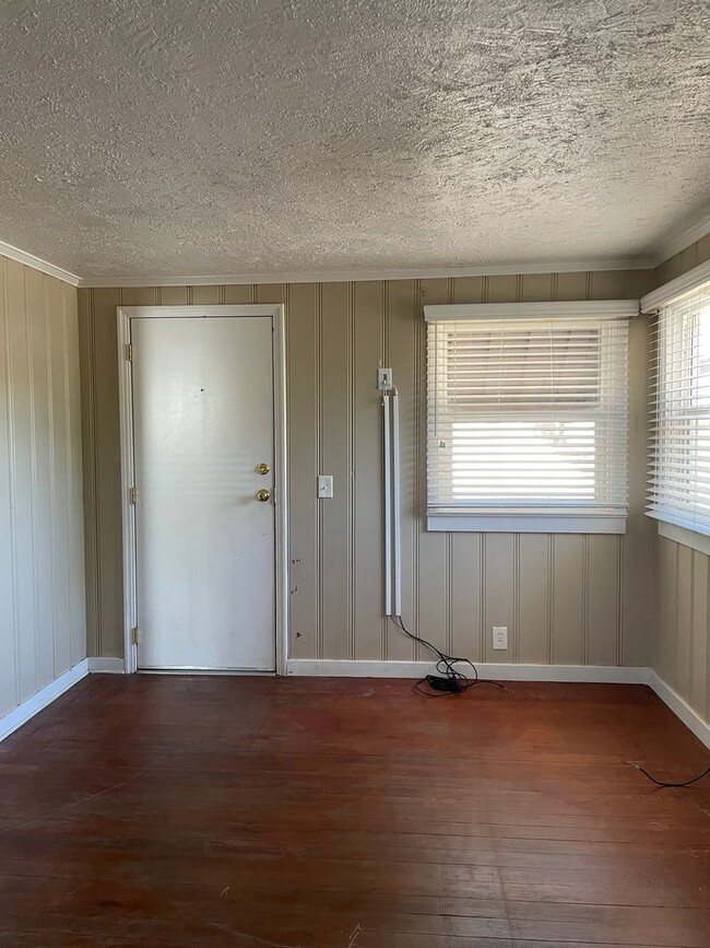 Building Photo - Cute & updated 1 bedroom 1 bathroom Fresno...