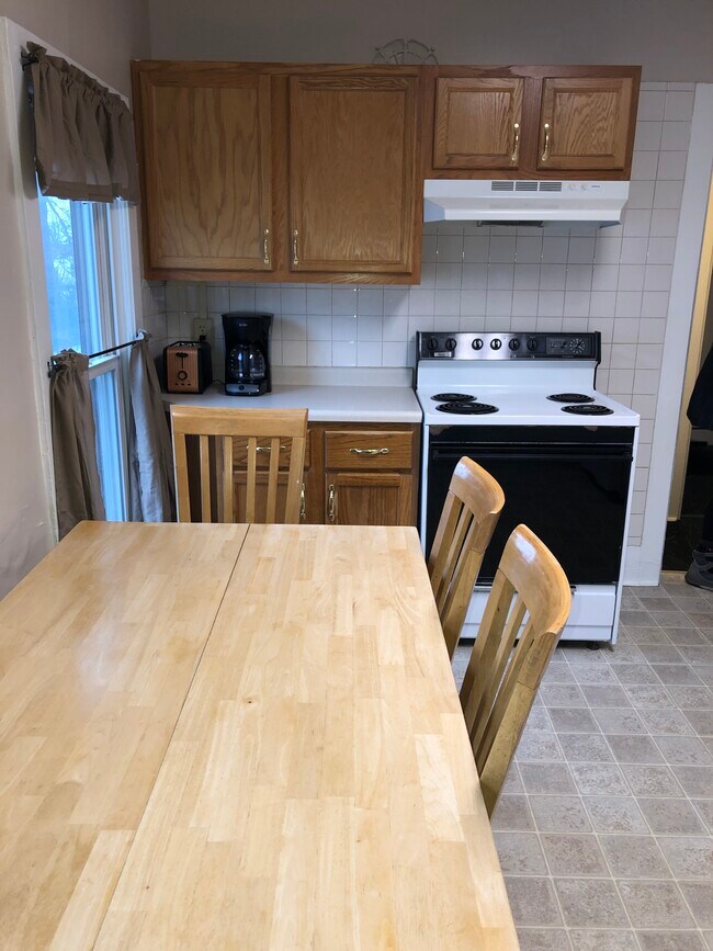 1808 Loomis St Unit Upper, La Crosse, WI 54603 Apartments in La