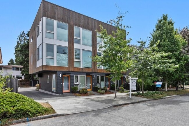 Building Photo - Stunning AIR CONDITIONED North College Par...