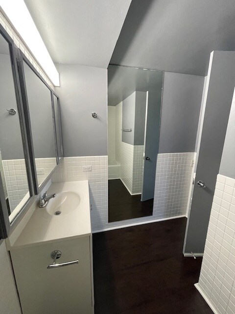 master bathroom angle2 - 225 Queen St