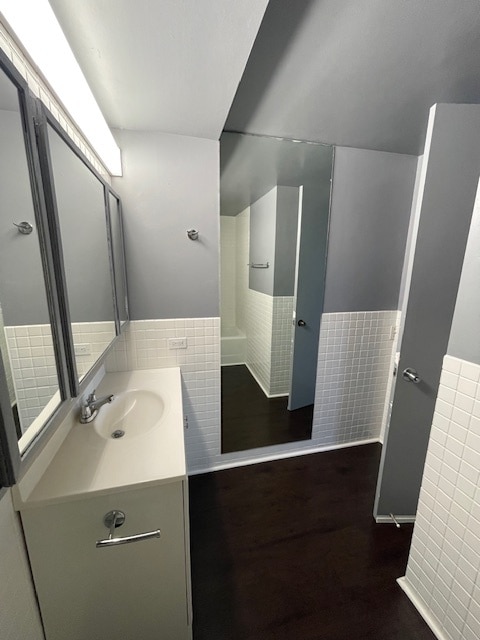 master bathroom angle2 - 225 Queen St