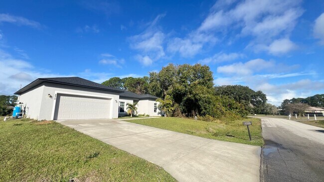 Foto del edificio - Incredible 3 Bedroom, 2 Bathroom Home in Palm Bay!!