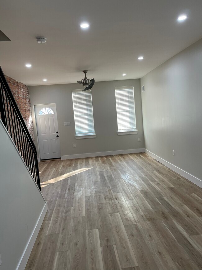 Foto del edificio - 2129 E Cambria St