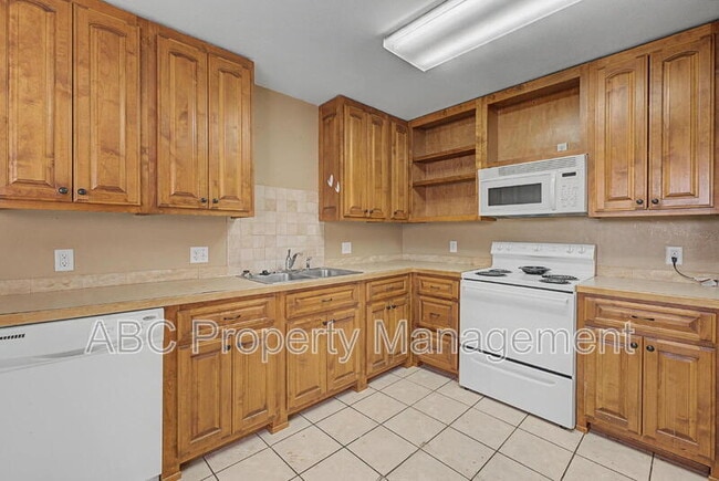 Building Photo - 910 S 28th St