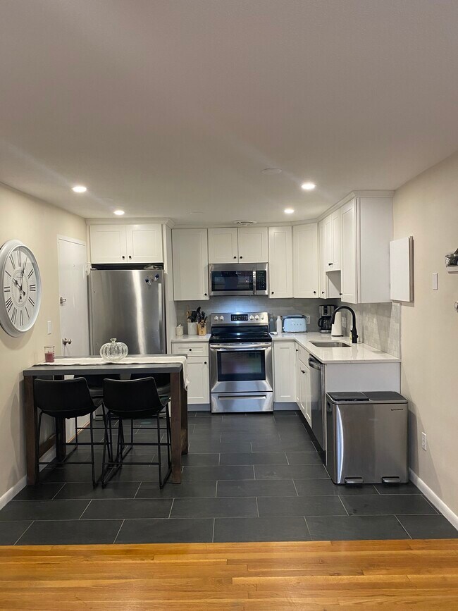 Building Photo - 211 Baker St