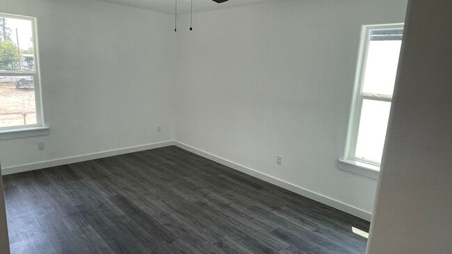 Building Photo - Brand new unit