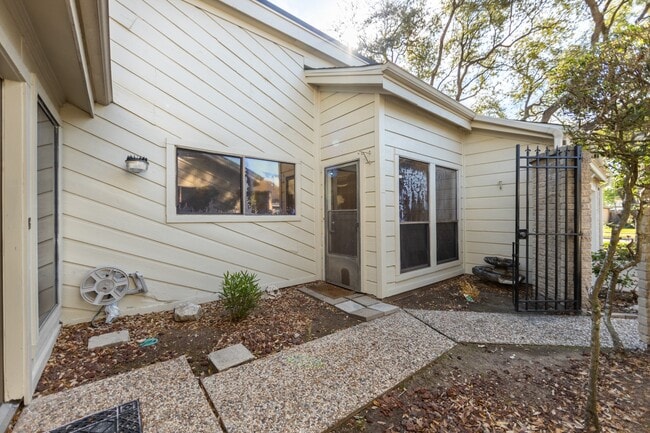 Building Photo - 6030 Gallant Forest Dr