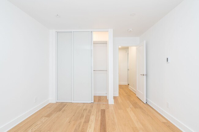 Photo du bâtiment - 365 Eglinton Ave E