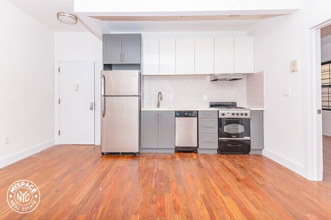 Building Photo - 654 Evergreen Ave