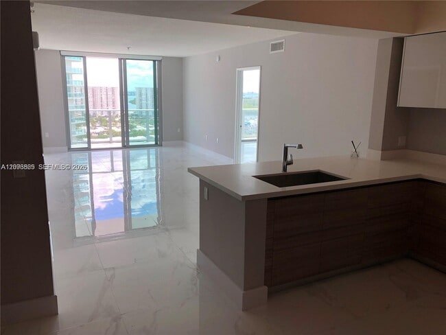 Foto del edificio - 300 Sunny Isles Blvd