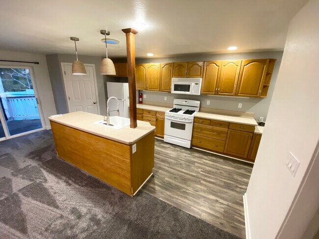 Foto del edificio - 2464-2 NE Ravenwood Dr