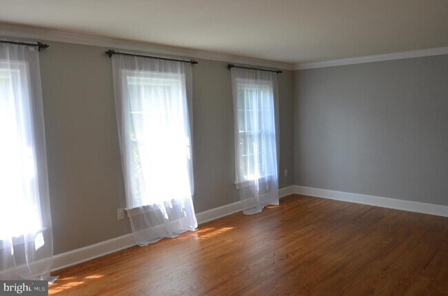 Building Photo - 7585 Seabrook Ln